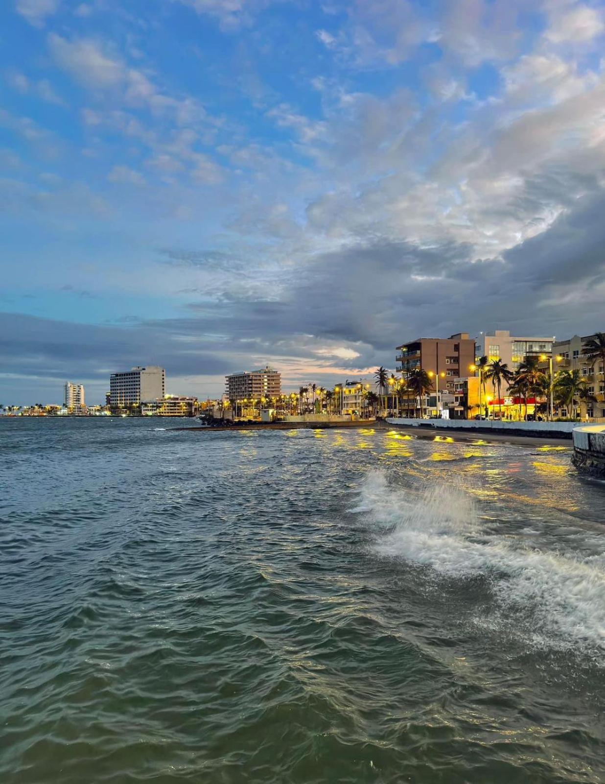 Suites Brisa Marina - Atras De Playa Regatas Y El Malecon, 6 Calles Del Acuario เวราครูซ ภายนอก รูปภาพ